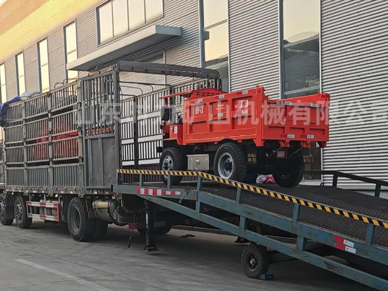 載重4噸電動四輪自卸車發往河南